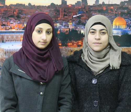 طالبتان من "القدس المفتوحة" تنجزان مشروعا
